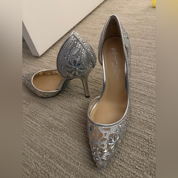 NWOT Betsy Johnson Chic Silver Sparkle Pump Size 8 - Picture 5 of 7